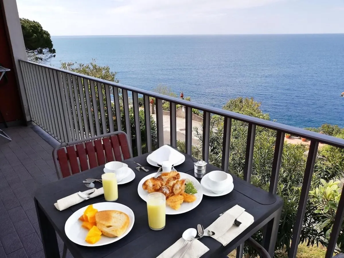 White House With Sea View Apartment Moneglia