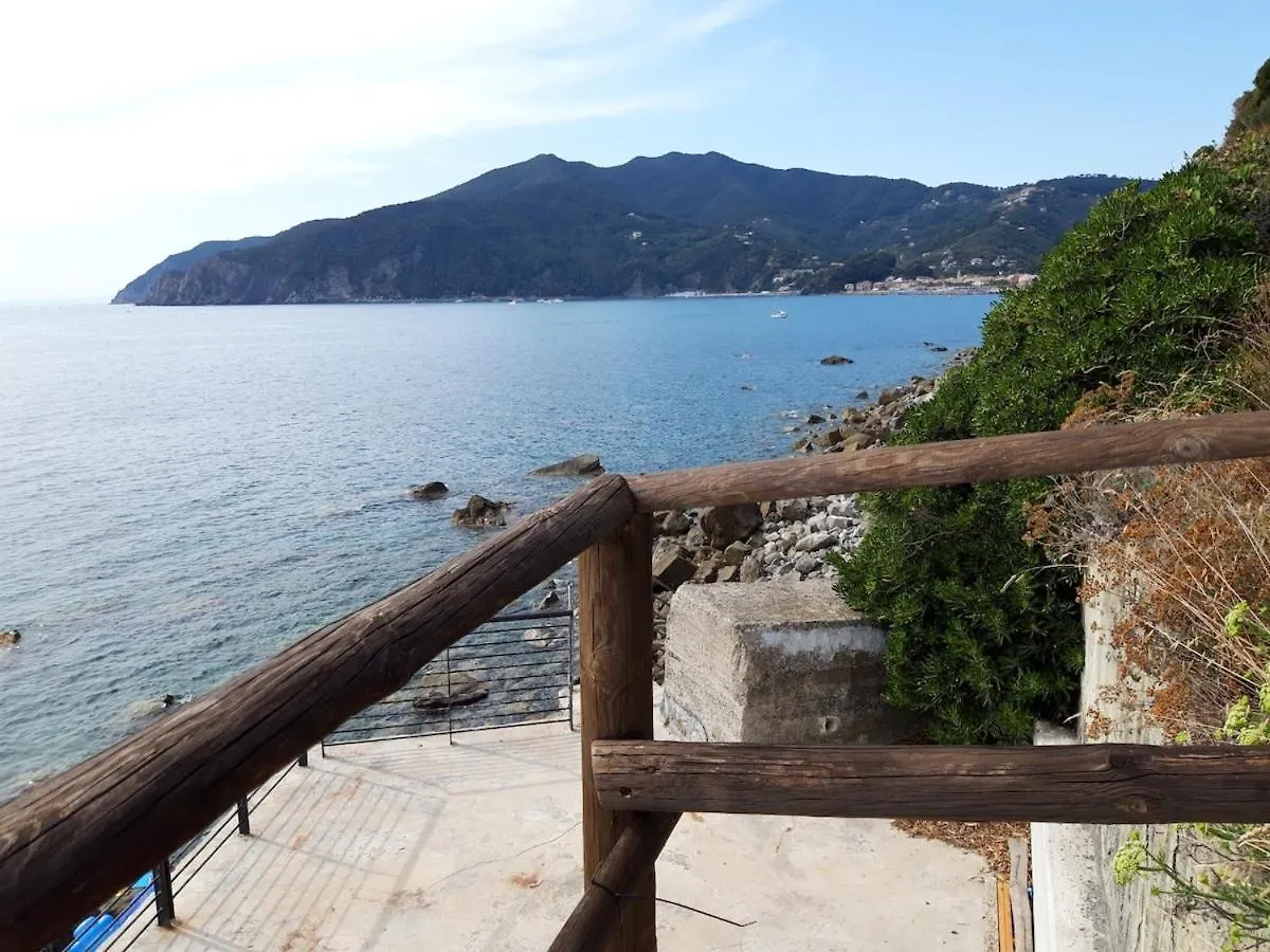 White House With Sea View Apartment Moneglia