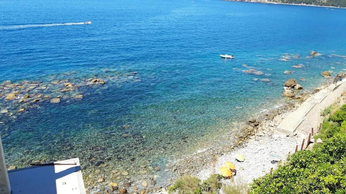 White House With Sea View Apartment Moneglia