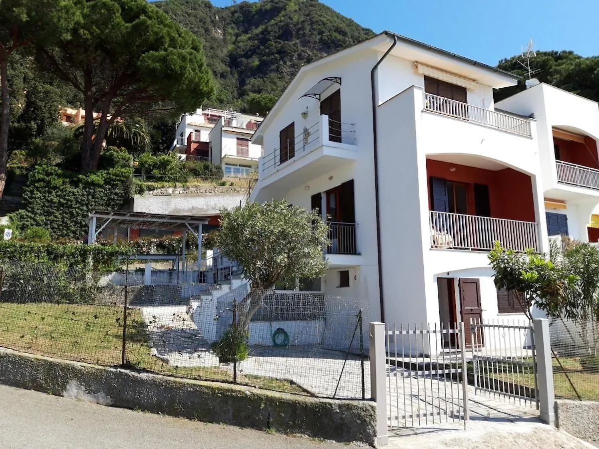 White House With Sea View Apartment Moneglia